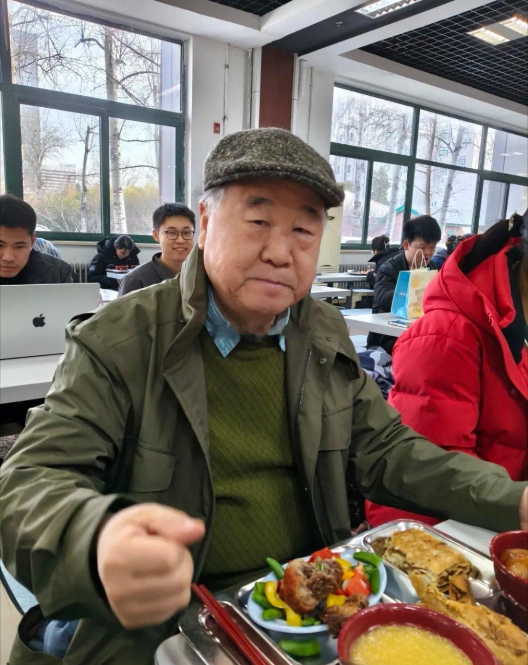 70岁的莫言在北师大饭堂被网友偶遇，他头戴前进帽，身着军绿色风衣，内搭条纹衬衫和