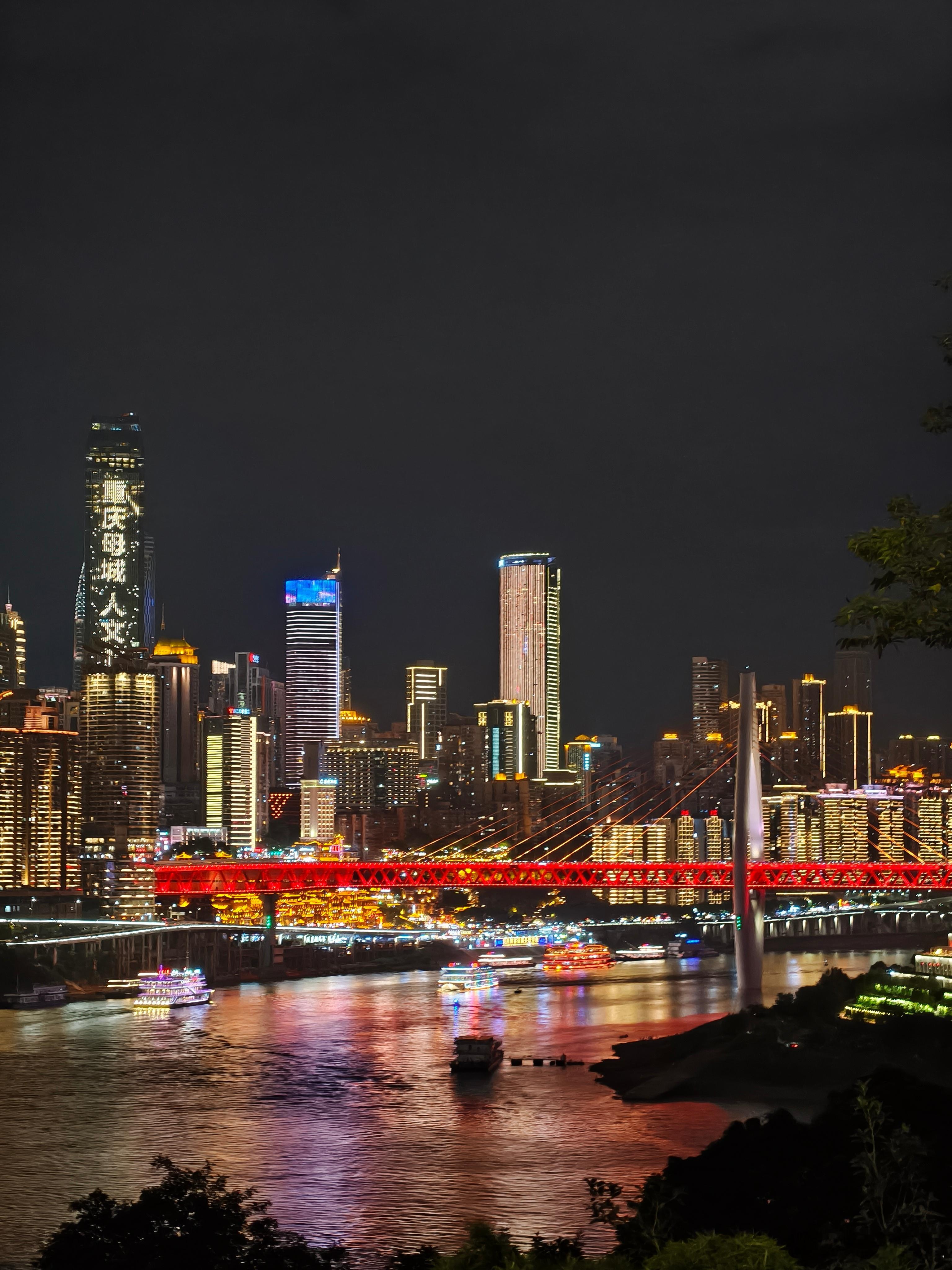 重庆就是来了几百次还是会觉得很新鲜的城市~fo锅也吃到了~感觉这段时间的疲劳瞬间