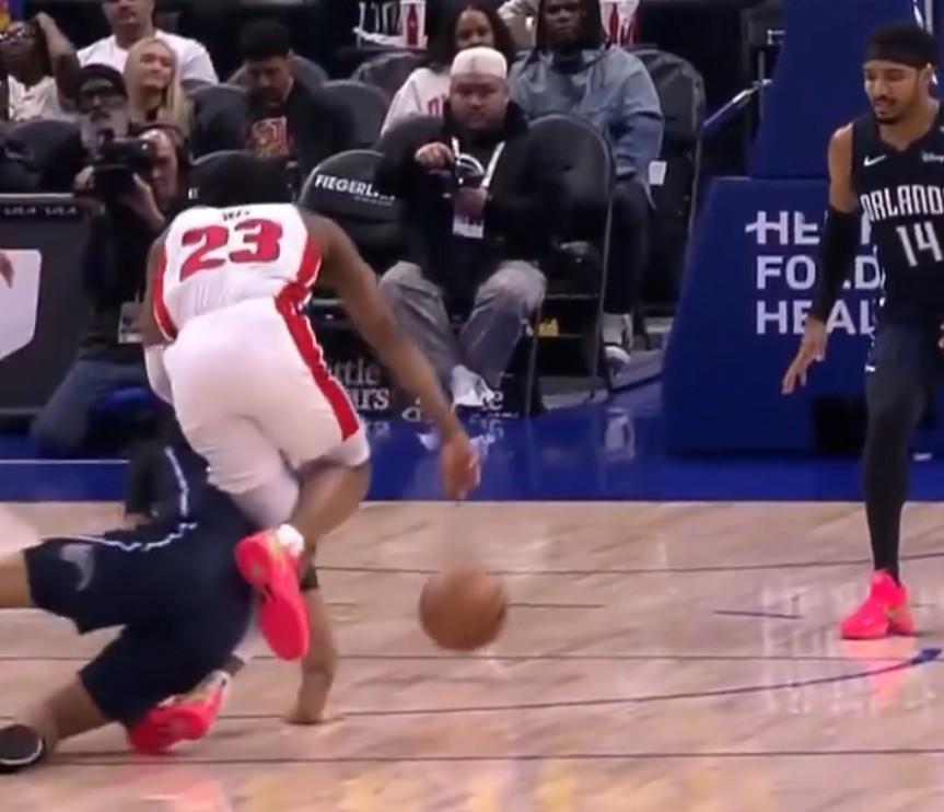 公牛裁掉24岁前5号秀，就因为他在网上说了几句“不该说的”。
一个24岁的天才，