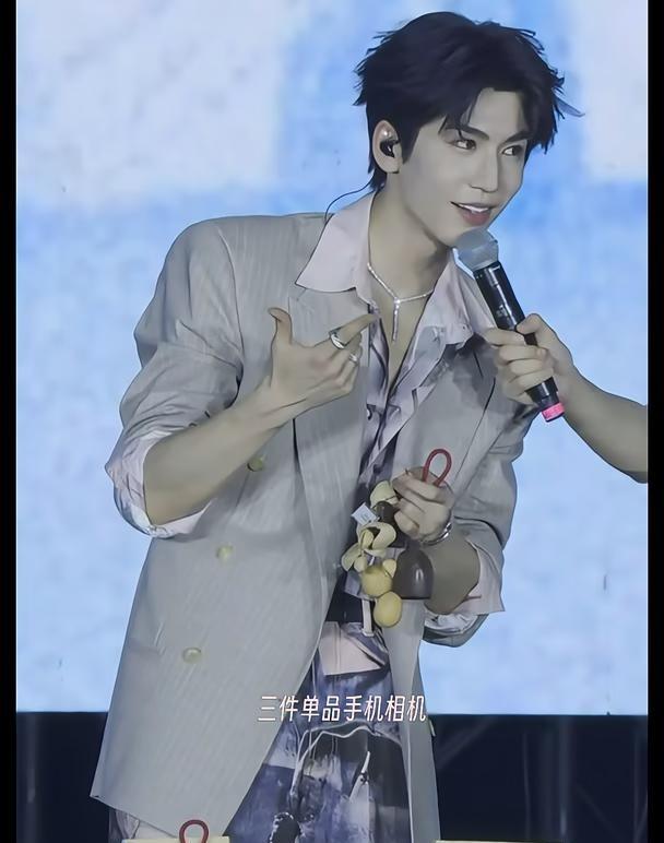 张凌赫在广州也要被热熟了
男明星 向全世界安利宝藏男孩 线下追星 当小说男主照进