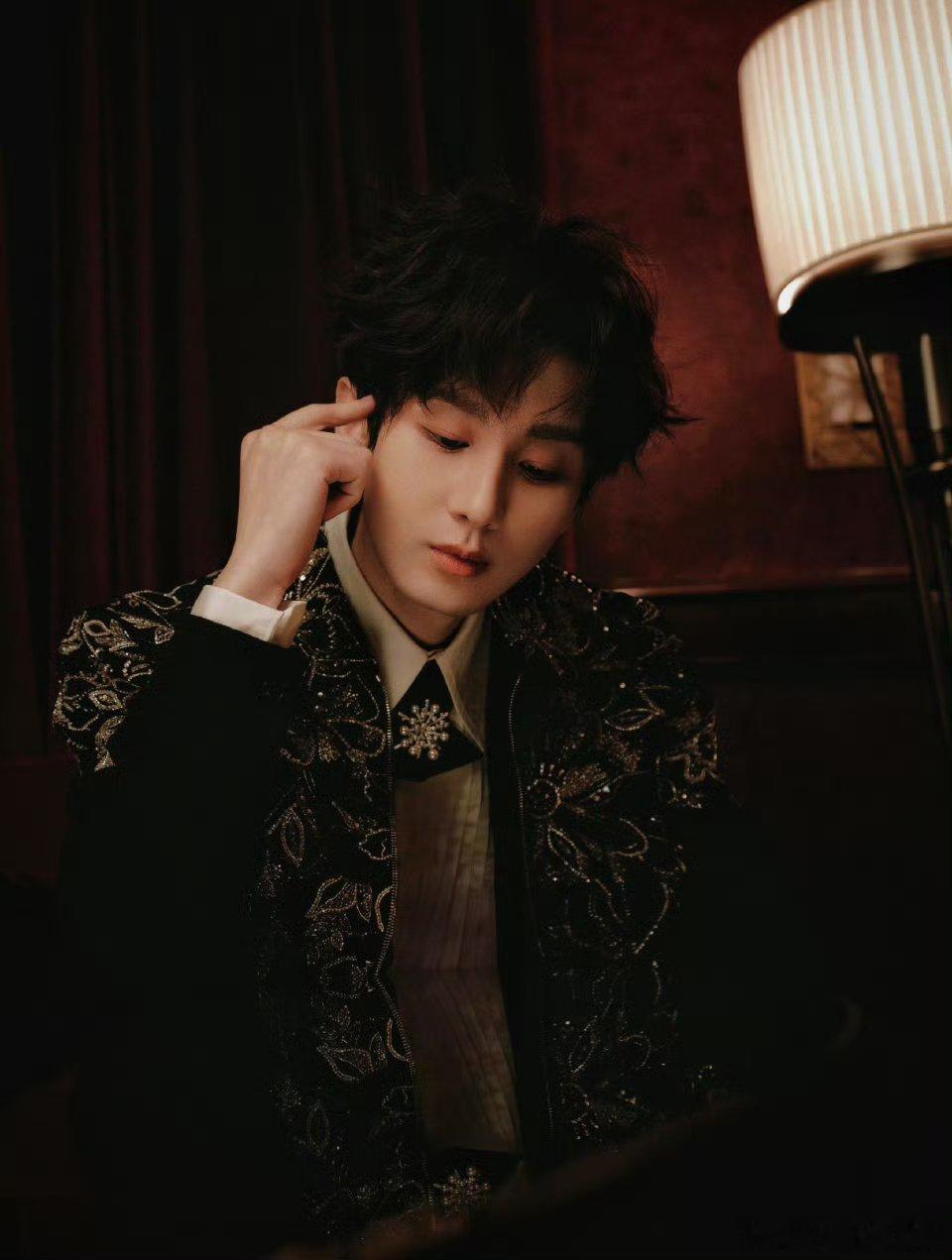 成毅赴山海cy成毅明月高悬夜空，眼下是春天。我想起了你，内心是完整的。| 长安二