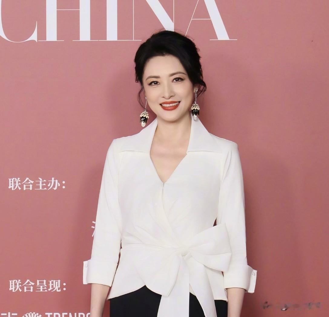 果然，永远可以相信央妈的眼光

不信你看周涛

虽然这次芭莎活动周涛没有穿高定，