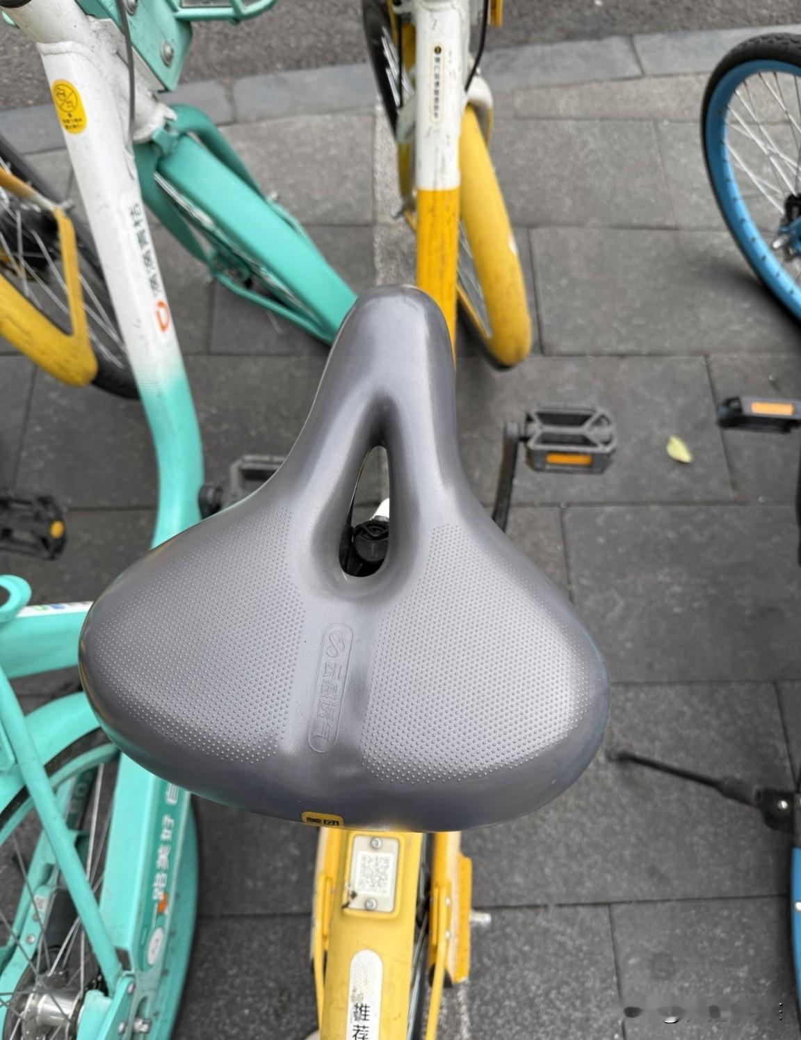 谁来帮忙科普一下，车座上的这个洞洞是干什么用的？