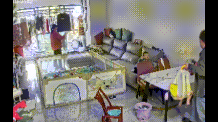 一位妈妈在厨房洗碗
让孩子爸爸看一会小孩
爸爸觉得一岁多的孩子已经有了安全意识，