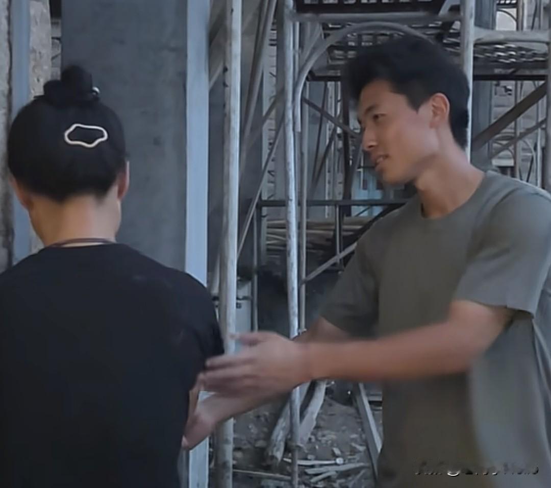 刘海军看望外公外婆，和妈妈在厨房忙活做饭，一家人围坐吃饭，氛围温馨。
 
饭后母