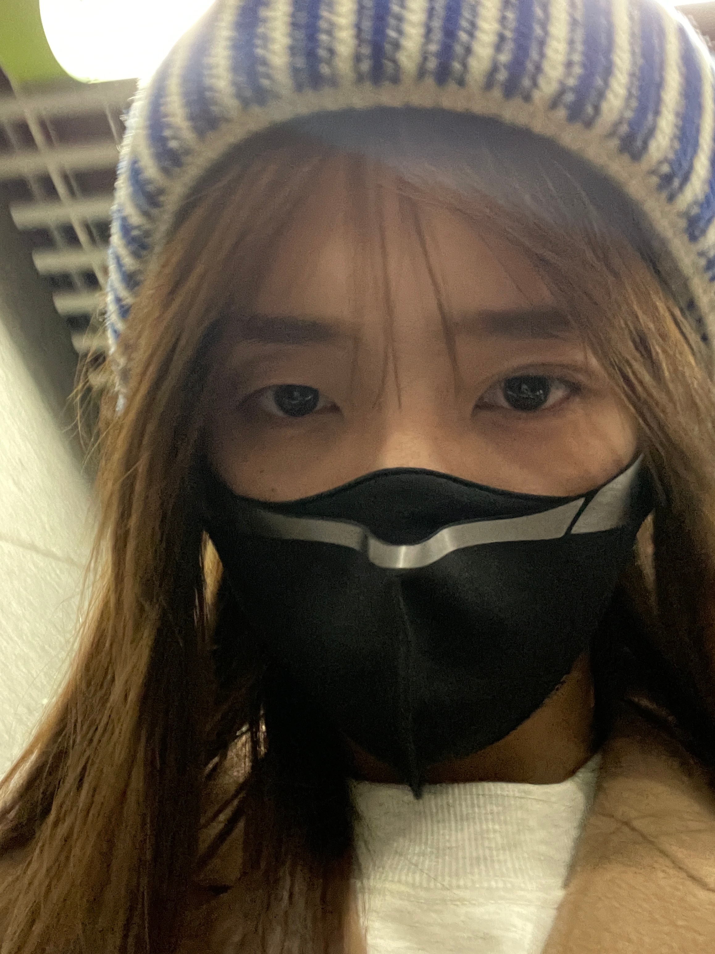 昨天不带帽子冷到头掉今天学乖了！ 