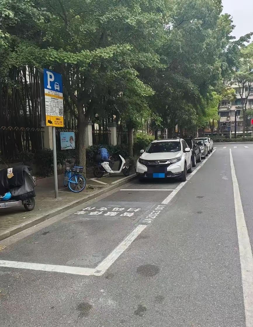 四川成都，男子在路边停了300多次车，每次离开都不缴费，累计欠下10000多停车