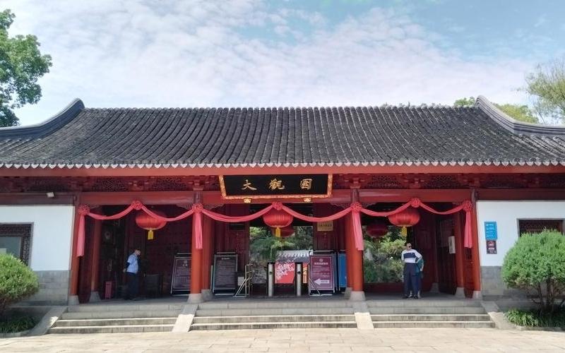 前阵子在南京随园旁的老茶馆歇脚，守园的大爷摸着石栏悠悠念叨：“咱这园子是曹家旧宅