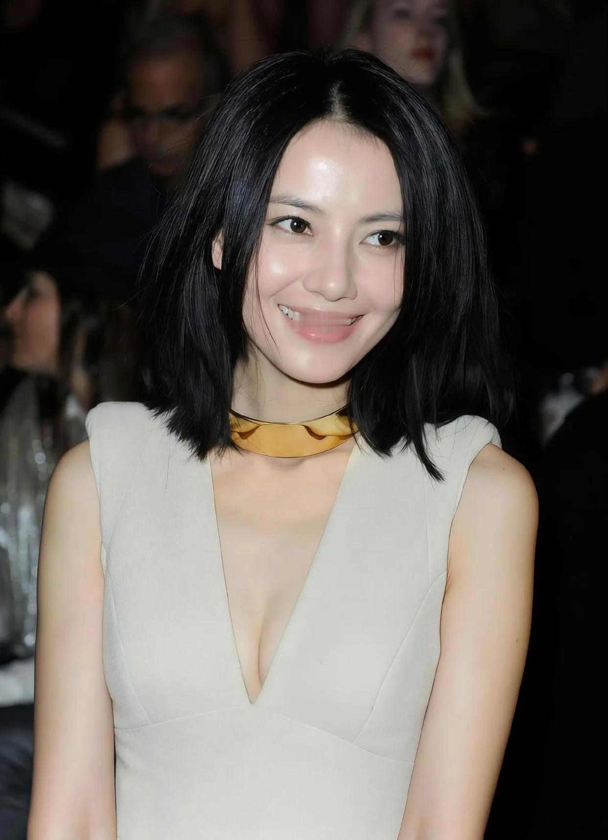 高圆圆的生图状态也太逆天了！
 
谁能想到高圆圆这组生图是真实存在的？深V礼裙勾