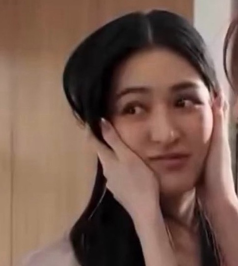 邝玲玲本体出现 