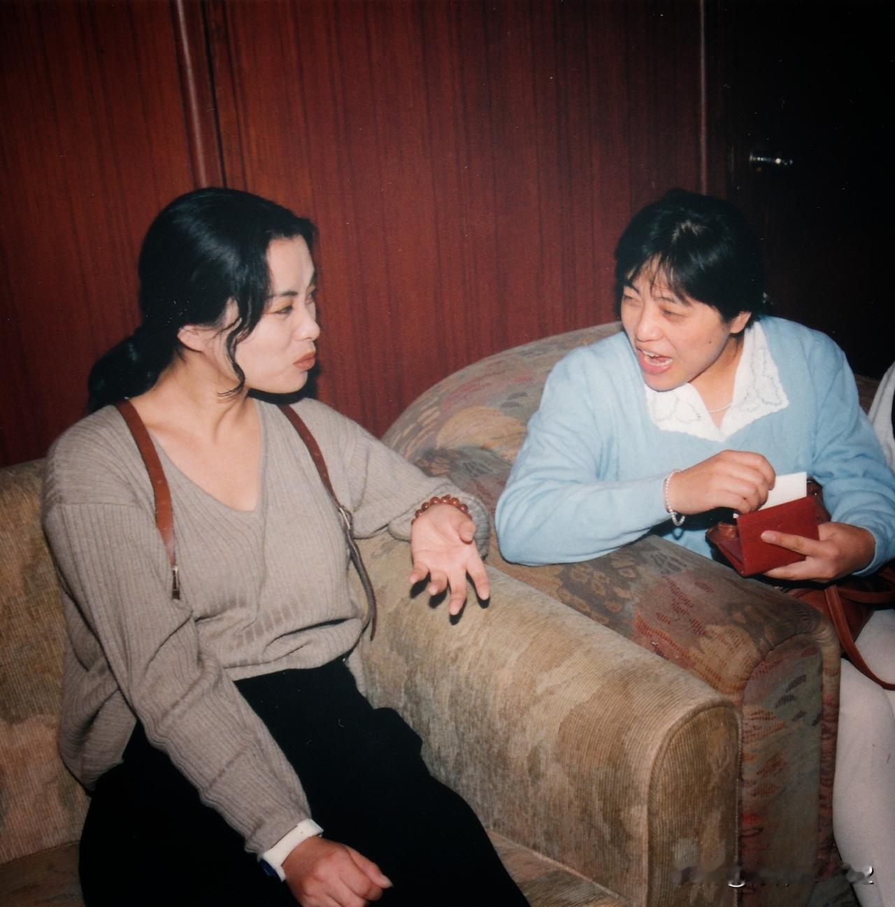 俏皮毛阿敏。
 
    1994年前后，我常被东方电视台借去拍摄有关文艺晚会的