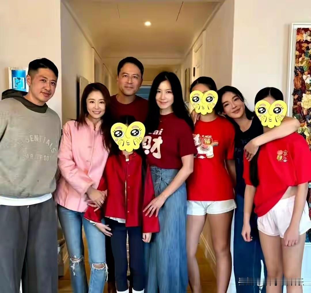 林氏三姐妹台北春节大团聚！20年神仙友谊不褪色，星二代“小海豚”成焦点

202