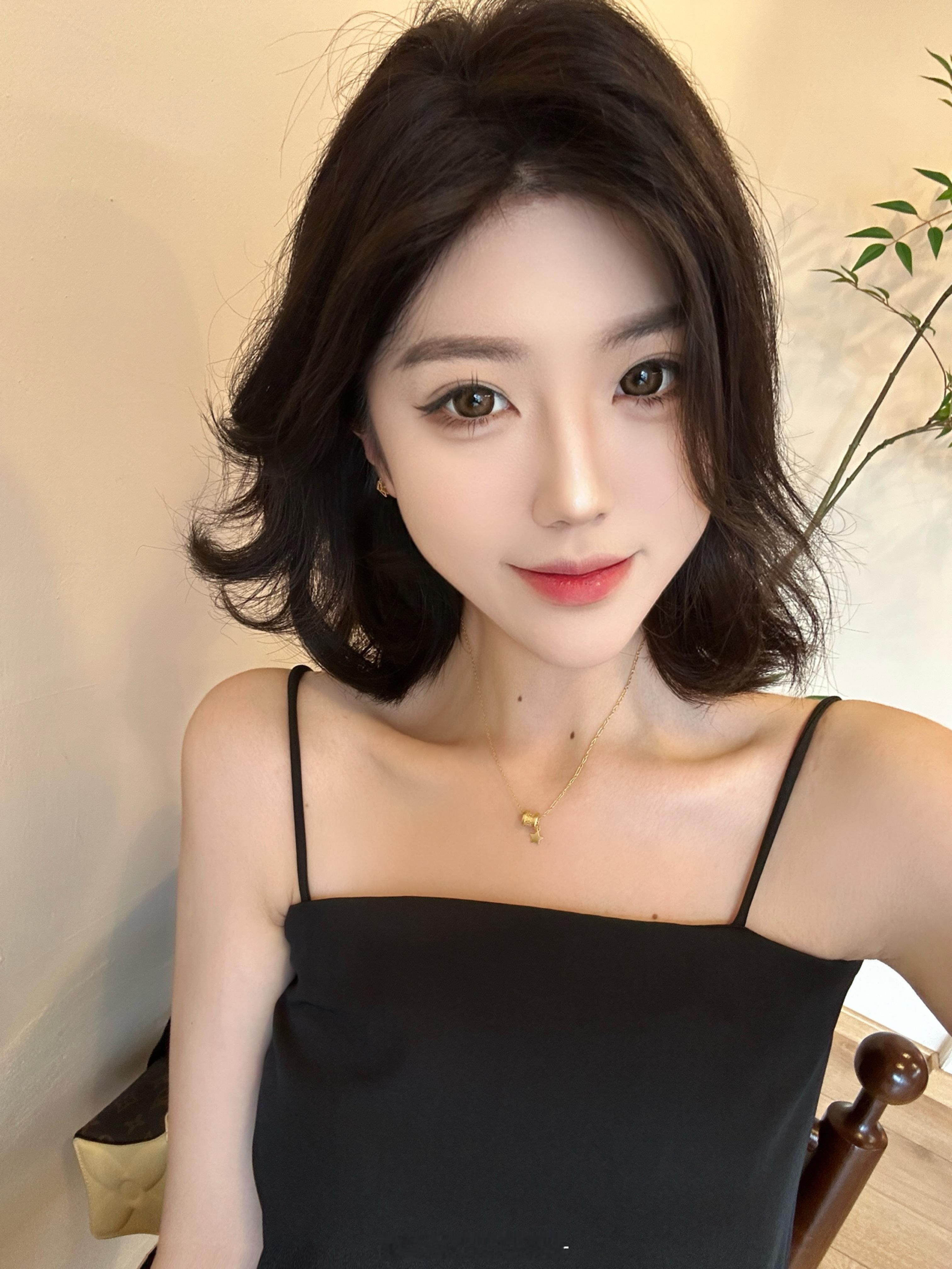 中年少女的四大爱好：抽空运动 偶尔微醺 咖啡续命 日常出逃。  ​​​