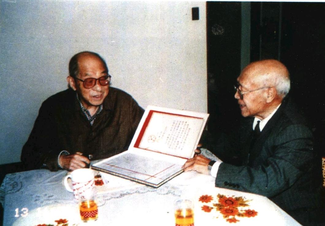 张学良在台北欣然接受东北大学聘请他任该校名誉校长和名誉董事长的聘书。