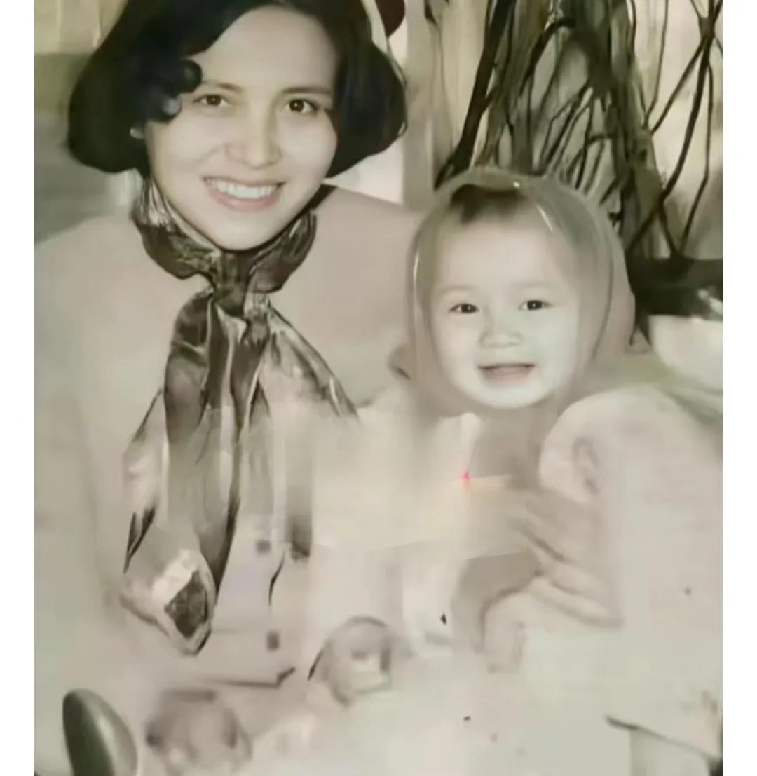 演员宋佳小时候和妈妈的合影，妈妈是个大美女，好像有俄罗斯血统，小宋佳和她妈妈长得