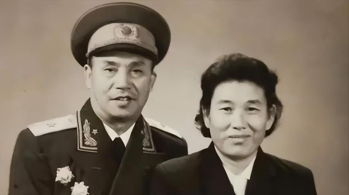 1947年四野师长牺牲，战友娶其遗孀带俩娃，新婚夜提一要求引热议
 
1947年
