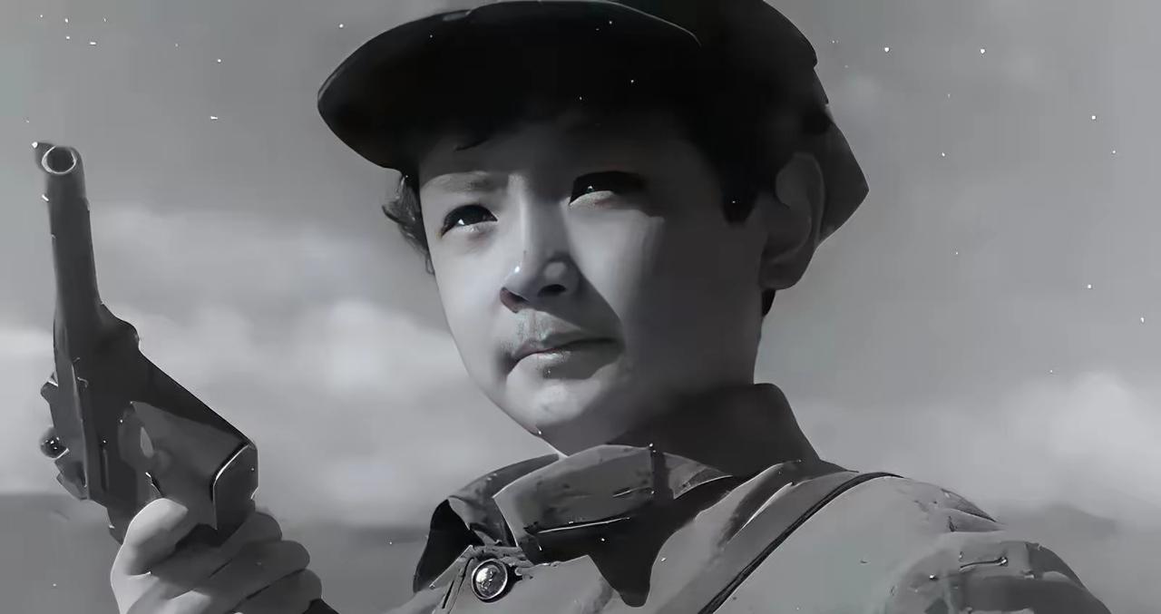 1955年全军授衔现场，一位年轻军官格外醒目。年仅29岁，被授予中校军衔，可履历