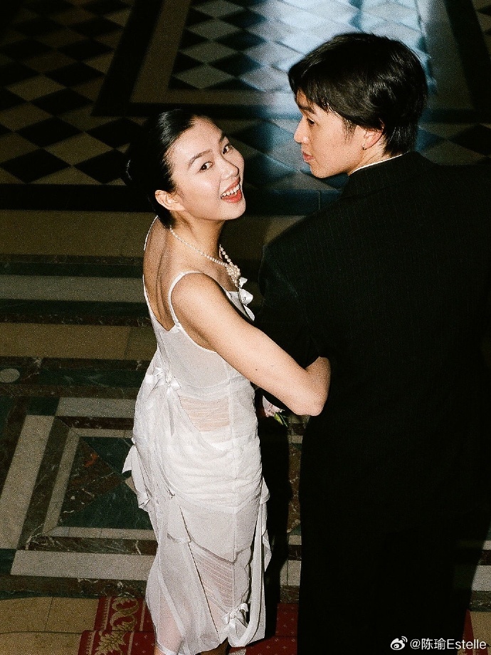 陈瑜林子濠订婚 陈瑜晒出与林子濠的挽手照：“把对未来的所有美好想象，都签上了你的
