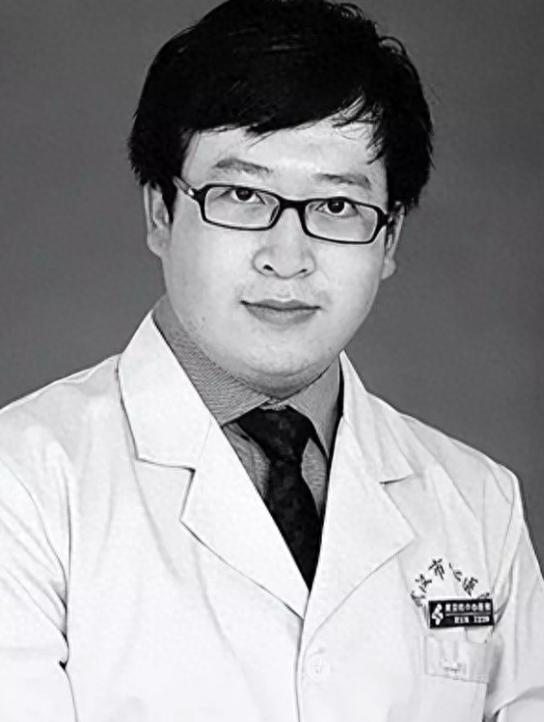 李文亮这人，其实就是个典型的苦孩子出身。辽宁北镇的，爹妈90年代双双下岗，全家日