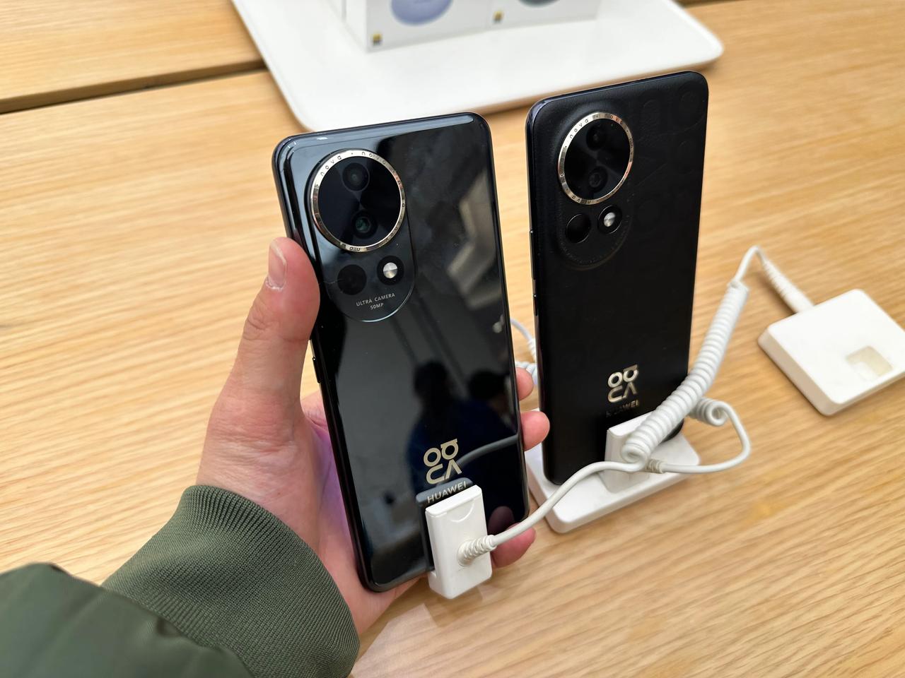华为nova12 Pro三个素皮版本颜色上手，还有黑色玻璃对比，你仔细看，后面是