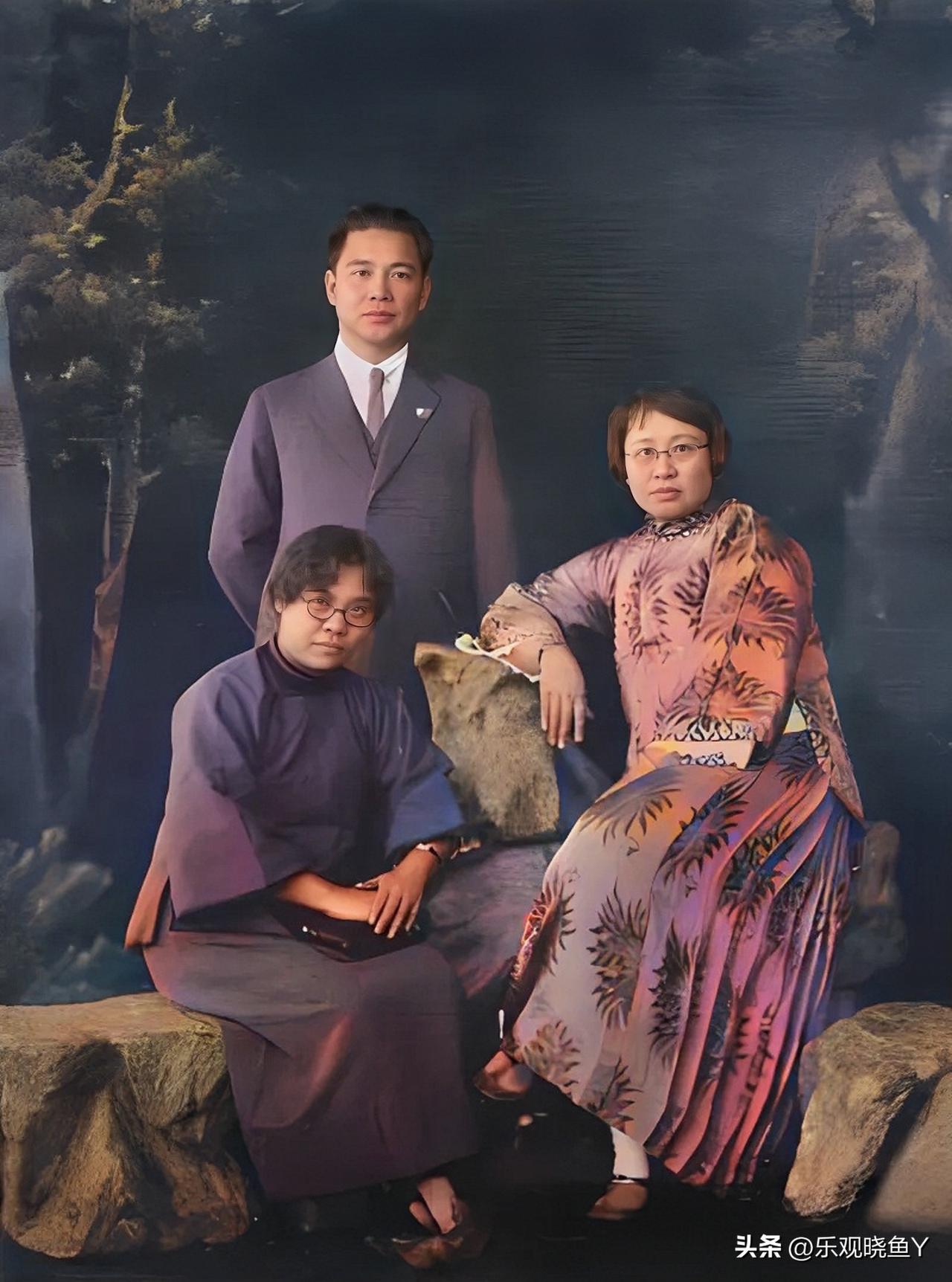 这是汪精卫夫妇与曾醒在广州的一张合影老照片，拍摄于1925年。这并非演员饰演，而