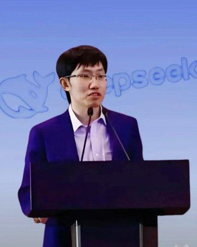 DeepSeek创始人梁文峰再次语出惊人！他说：“我们经常说中国AI和美国有一两