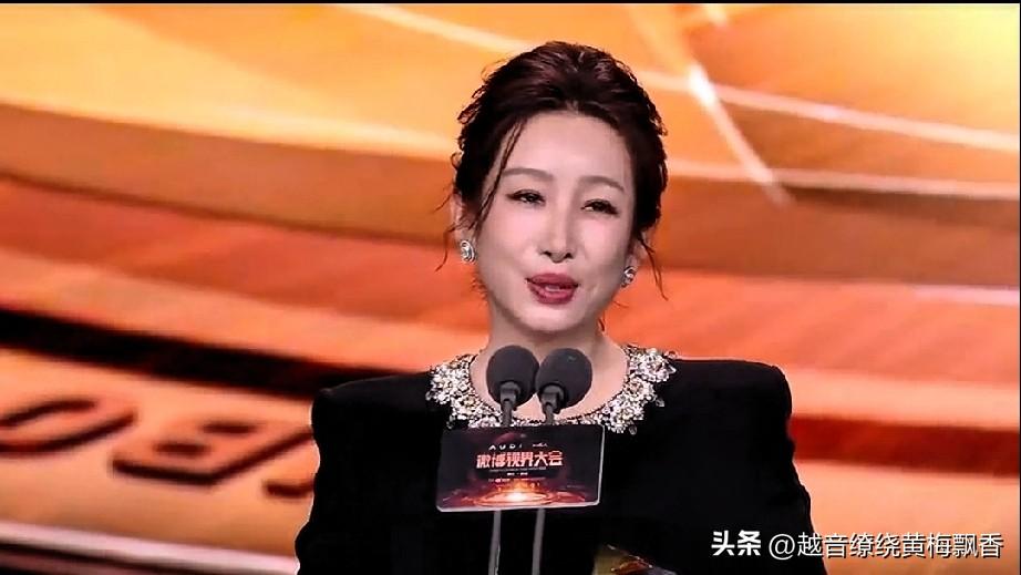 演员秦海璐在“微博视界大会”颁奖曲礼上发表获奖感言，她不像别的女星衣着袒露，而是