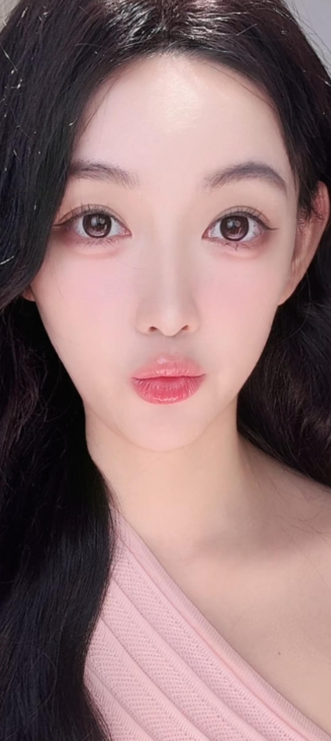 这姑娘皮肤真白，眼睛大又亮。