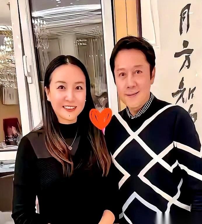 都说蔡国庆娶了个富婆，是图人家家底厚。
我以前也这么想，直到看明白了他老婆秦娟到