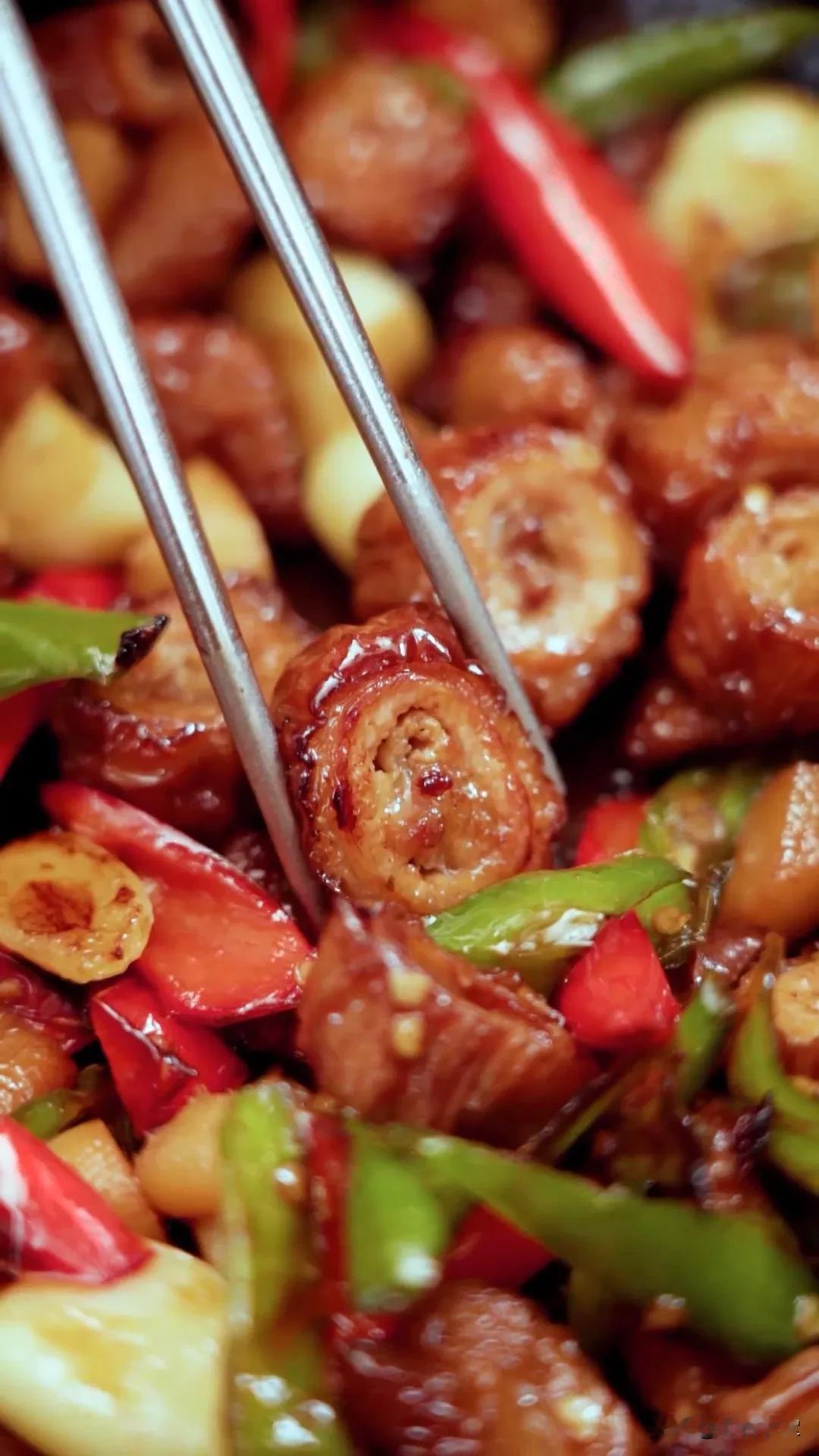 肥肠这种东西喜欢的人爱不释手，不喜欢的人避之不及……
肥肠爱好者推荐：啫啫肥肠