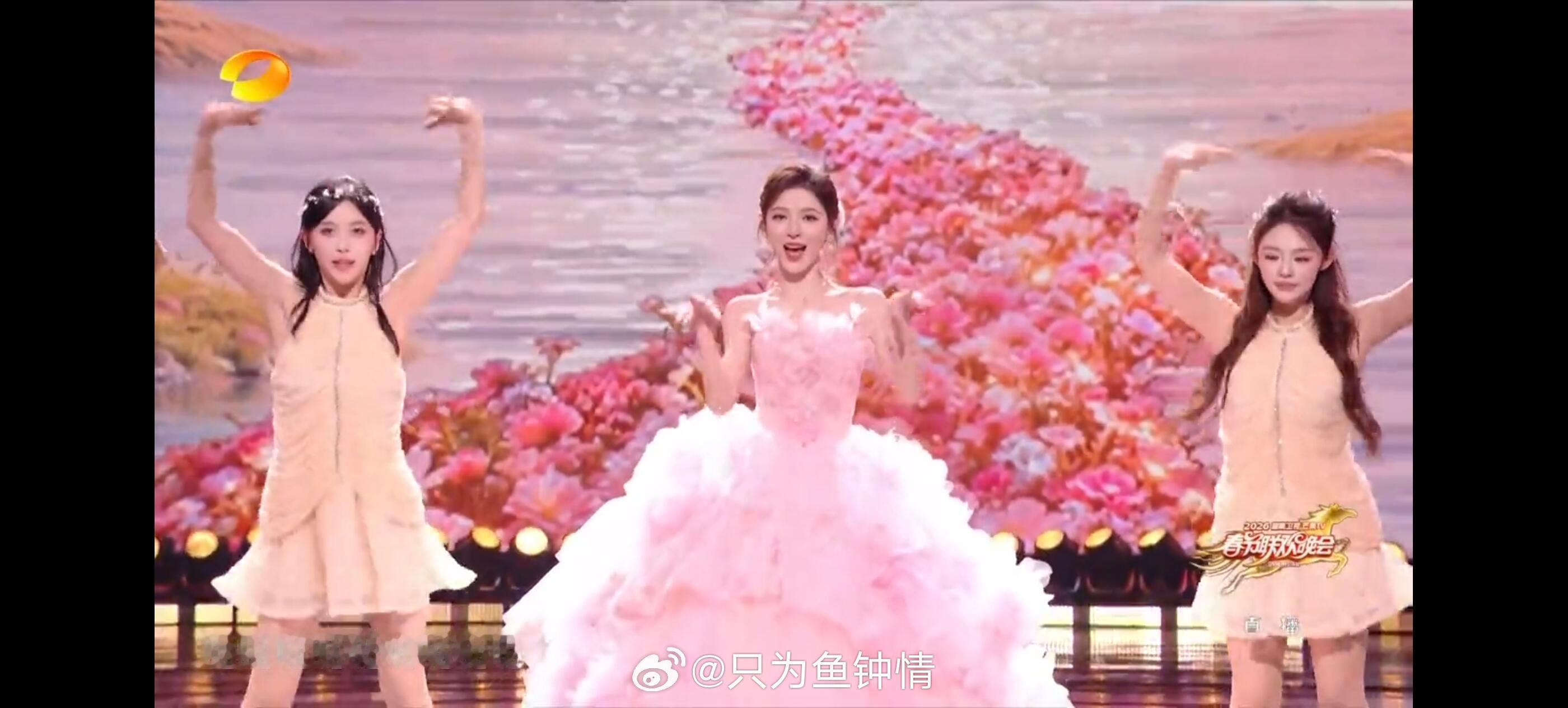 张予曦 花仙子不是花衬人，是人如花。张予曦在花中央那一刻，连阳光都放慢了脚步，生