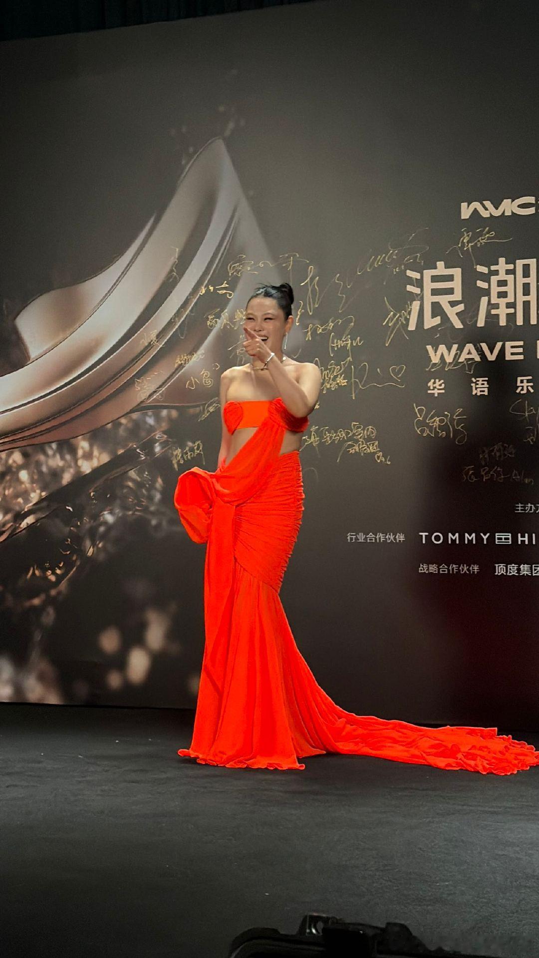 袁娅维抹胸鱼尾裙好辣 袁娅维浪潮音乐大赏红毯高定 从色彩到剪裁，这套造型都十分出
