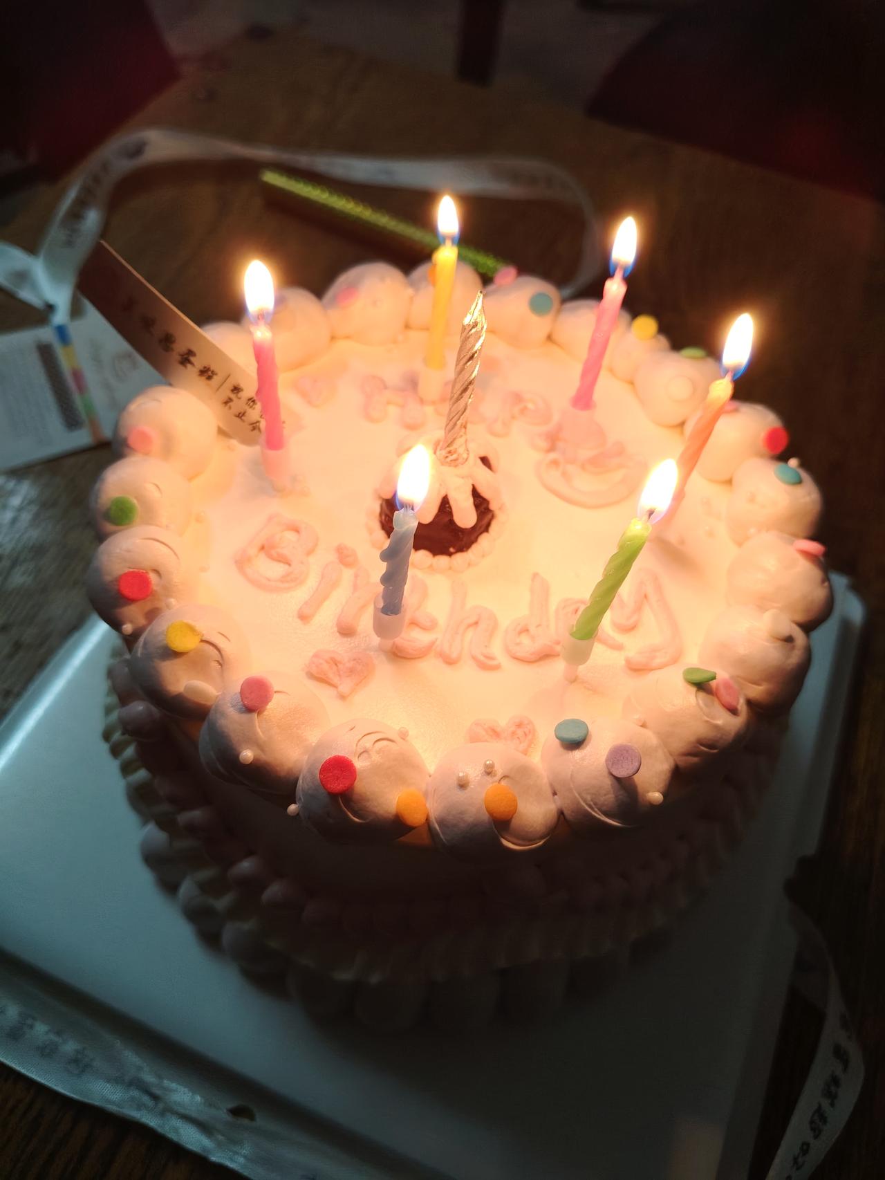 现在过生日，早就不是比谁的蛋糕贵、蜡烛多了。那些被营销出来的“仪式感”看多了真的