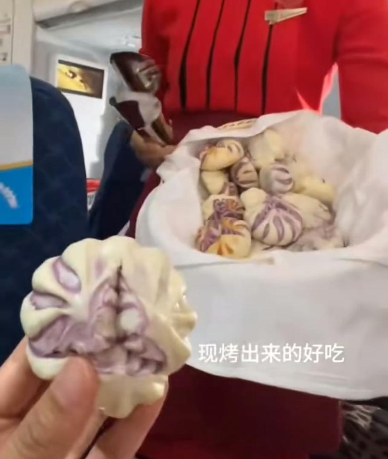 谁能想到，川航竟然因为“发馒头”被推上热搜。一韩国网民在外网吐槽，说川航在航班上