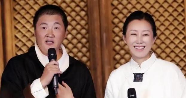 1999年，成名后的孙楠抛弃了同居10年的女友辛欣，转身娶了神交已久的买红妹。1