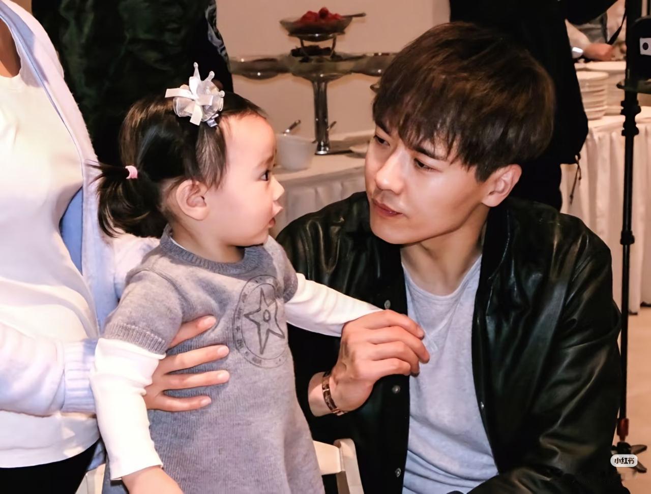发现只要是小酒窝发的视频，高云翔基本上都会给女儿点赞，还会在视频评论区留言。
