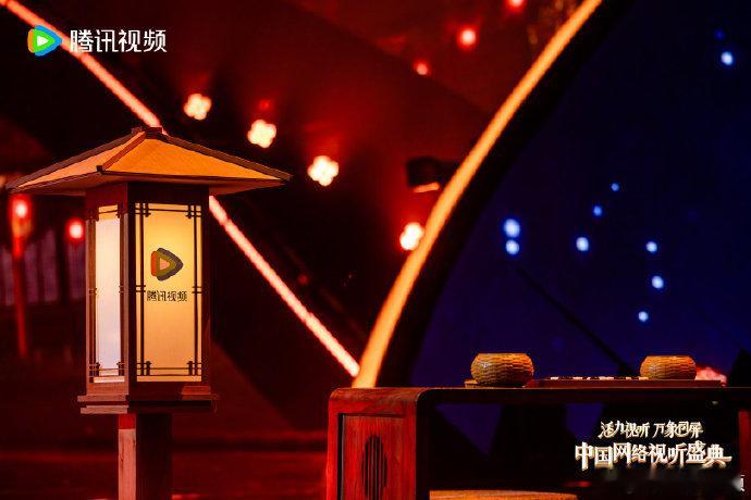 刘宇宁把流光穿身上了 2026 中国网络视听盛典现场，刘宇宁以流光西装造型亮相，