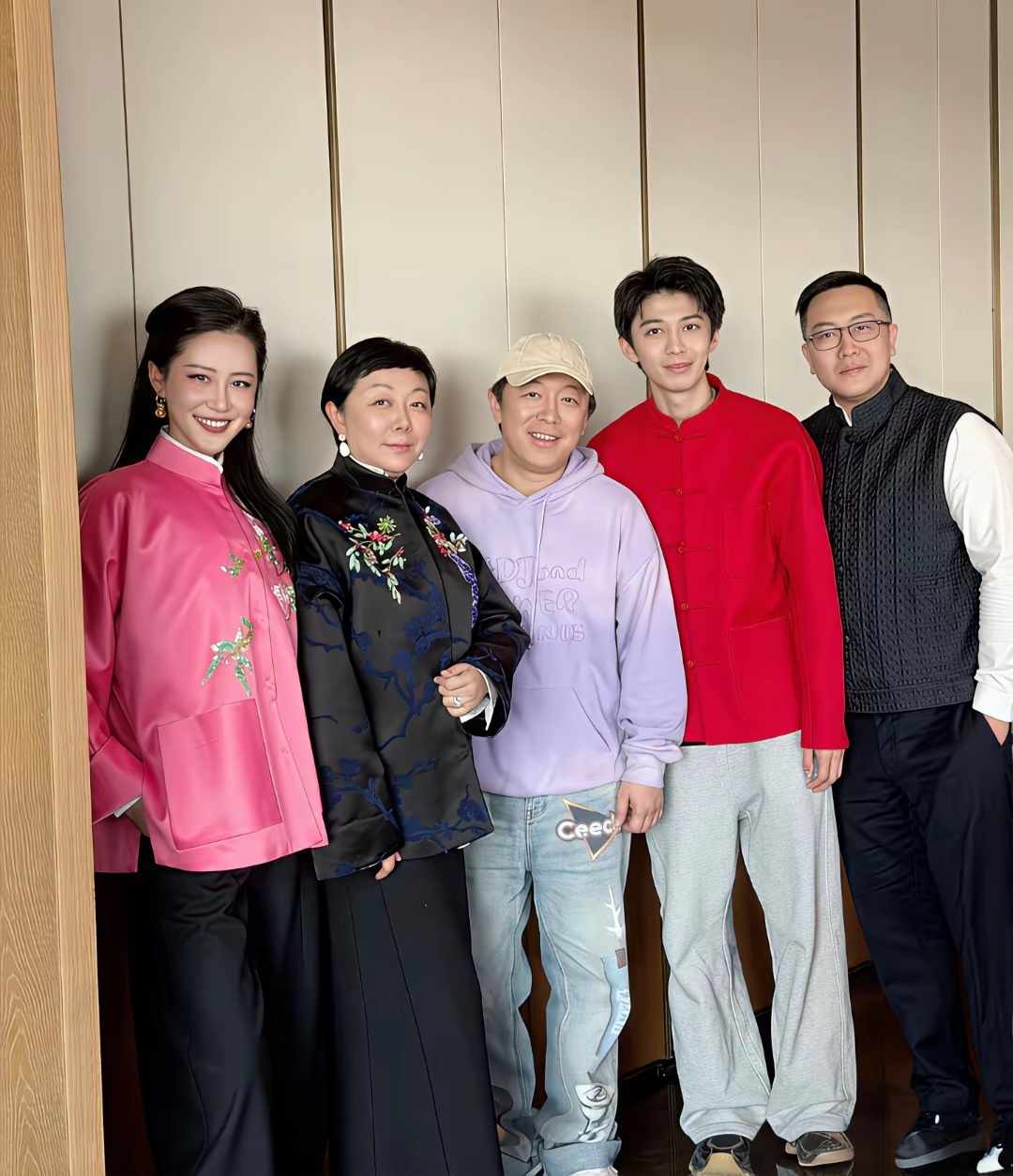 52岁黄渤和老婆小欧回娘家拜年，他的打扮好年轻，身材有点胖。他的老婆个子矮小，留