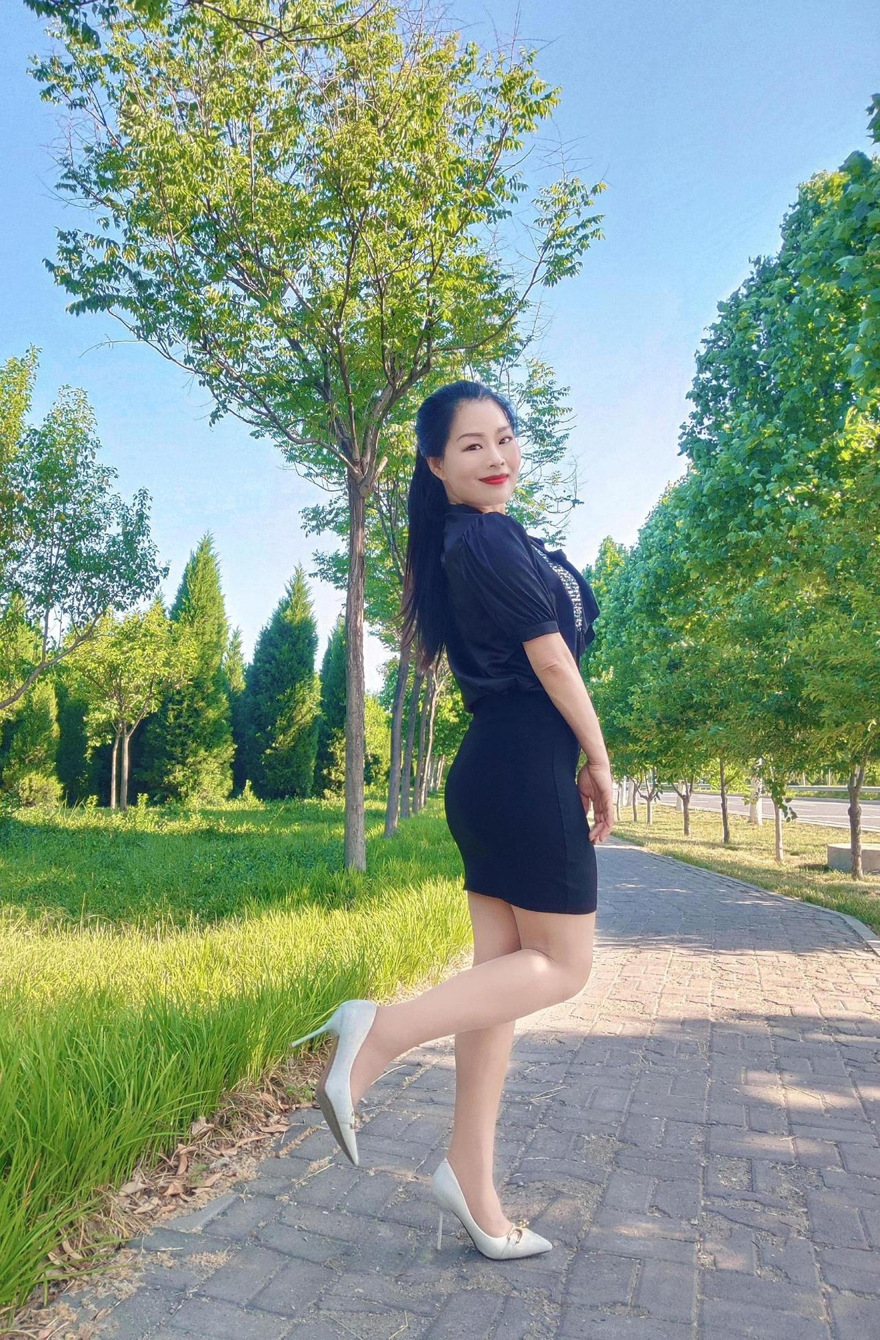 女生如何穿搭看起来时尚更有品味呢