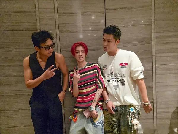 鹿晗怎么这么瘦小了？好干巴的一个人 