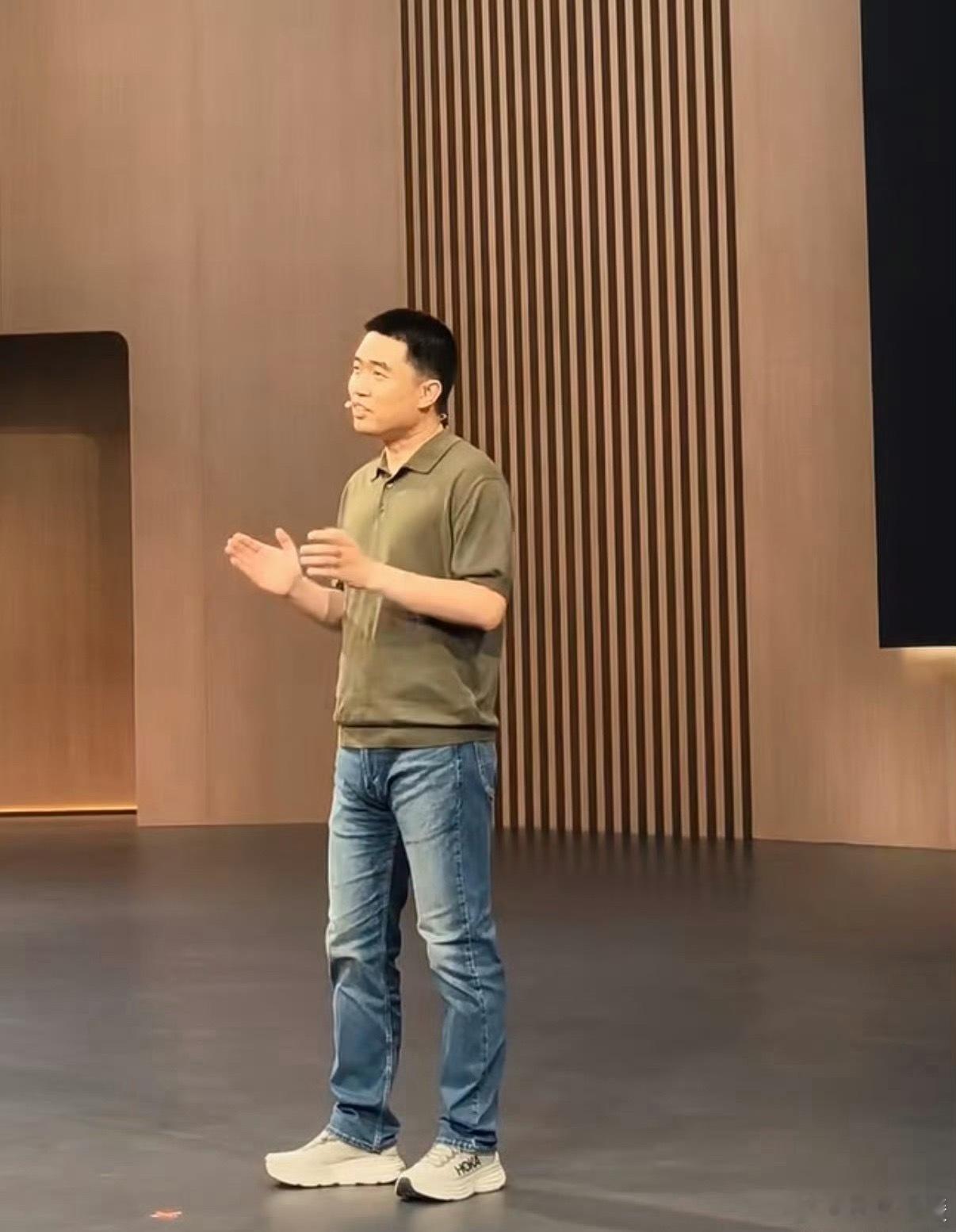 李想玩举桌子梗李想称要跟世界性能最强AI芯片合影这场发布会氛围真太棒了，谁懂梗主