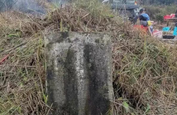 贵州女子给母亲扫完墓，她发现旁边还有一座长满杂草的墓，好奇之下扒开杂草，没想到，