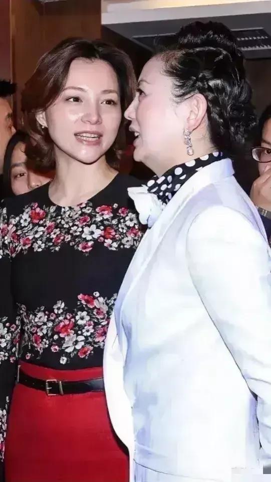 跟董卿在一起的这个女人是谁？看着应该有些岁数了，但是肌肤白皙紧致，水润光泽，应该