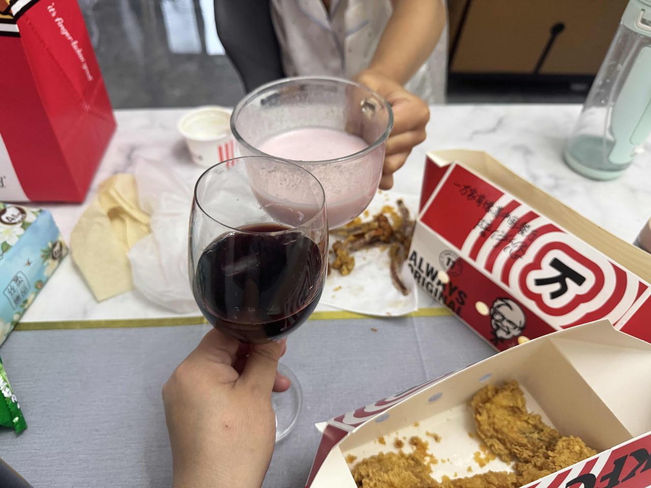 今天二妞中午家放假了，我们点了肯德基庆祝一下。为我们终于能睡到自然醒干杯。

其