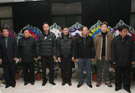 马季葬礼上，众徒弟在灵堂合影，这一张照片拍摄于2006年12月24日，地点在北京