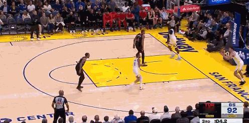 与时间赛跑！库明加完成极限压哨上篮！
在今天NBA常规赛勇士对阵猛龙的第三节比赛