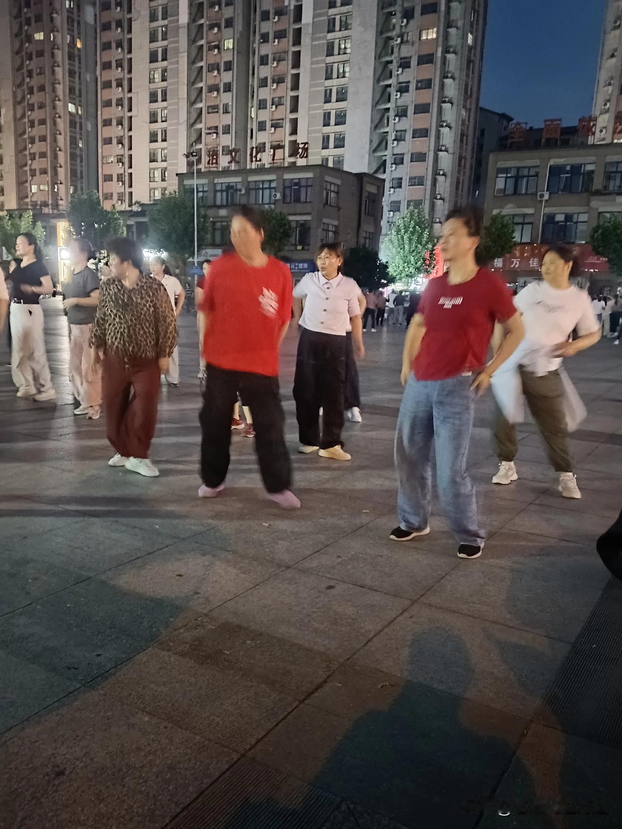 吃过晚饭广场溜达一圈，看看人家跳舞心情都美美哒。[呲牙][呲牙][呲牙]
