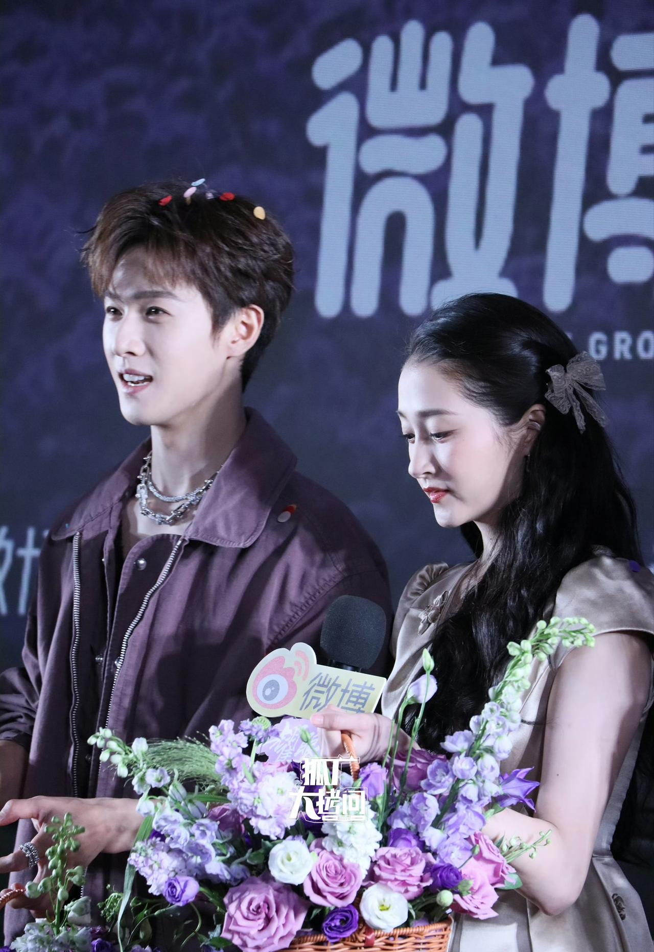 关晓彤、李昀锐《耀眼》追剧团现场生图，男帅女美！