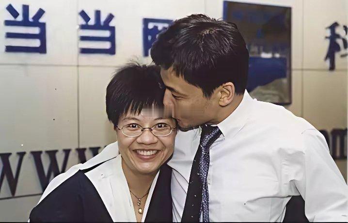 当当网创始人，李国庆亲吻老婆俞渝的额头…… 