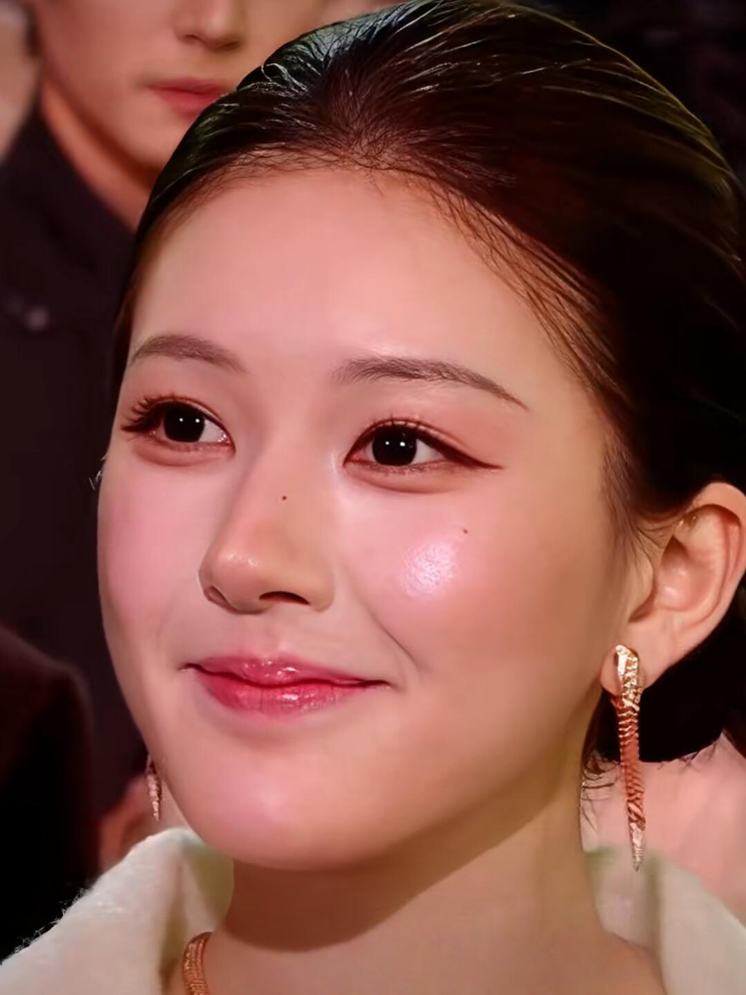 这才是现实里看到的赵露思 